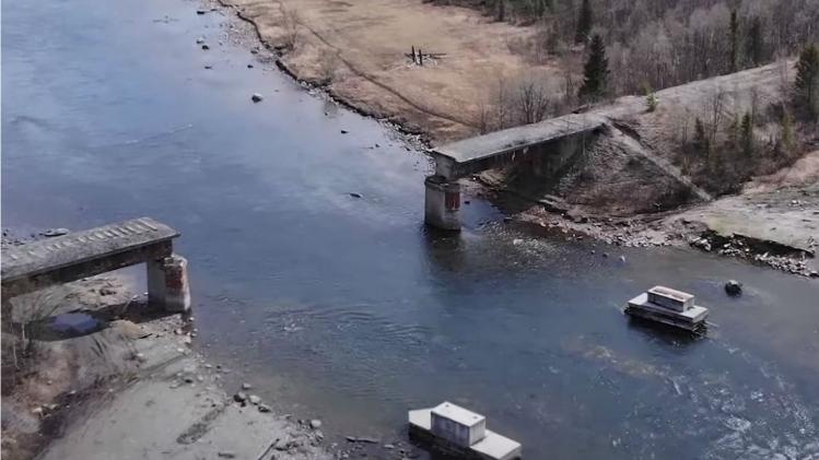 Russische dieven gaan ervan door met stuk brug