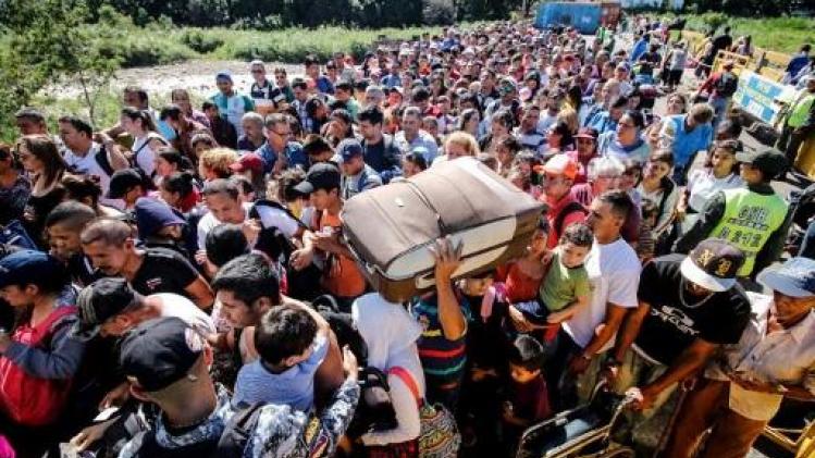 Duizenden Venezolanen halen voedsel en medicijnen in Colombia na heropening grens