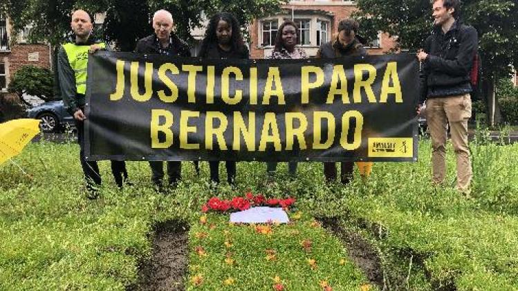 Amnesty International graaft graf aan Colombiaanse ambassade in Brussel