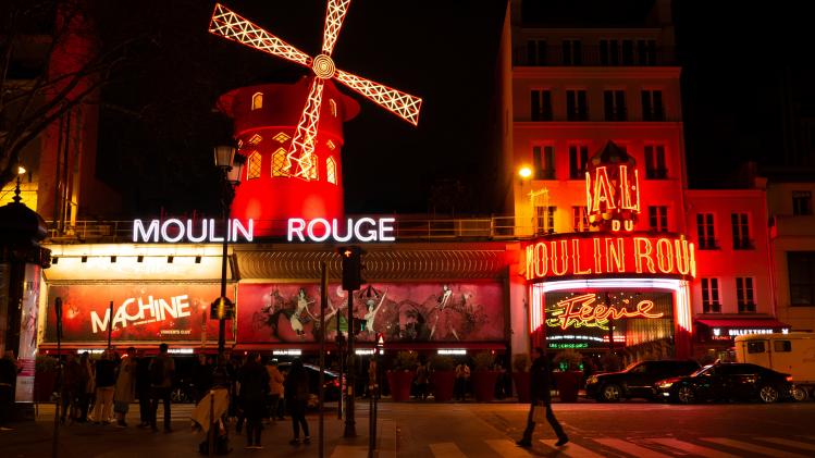 Deze zomer kan je gratis naar de film op het dak van de Moulin Rouge