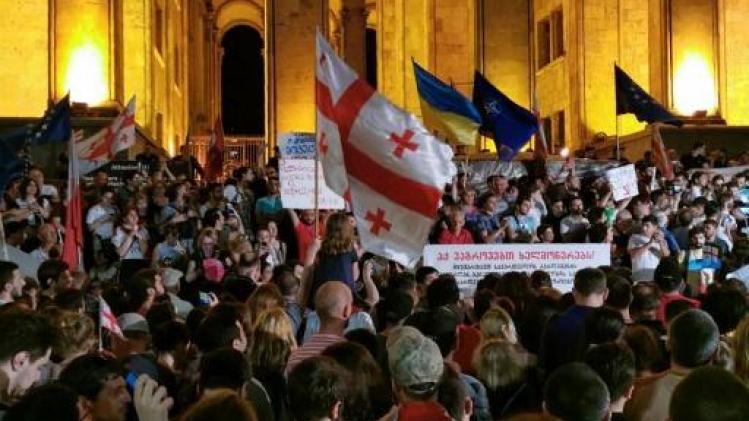 Duizenden demonstranten proberen Georgische parlement te bestormen
