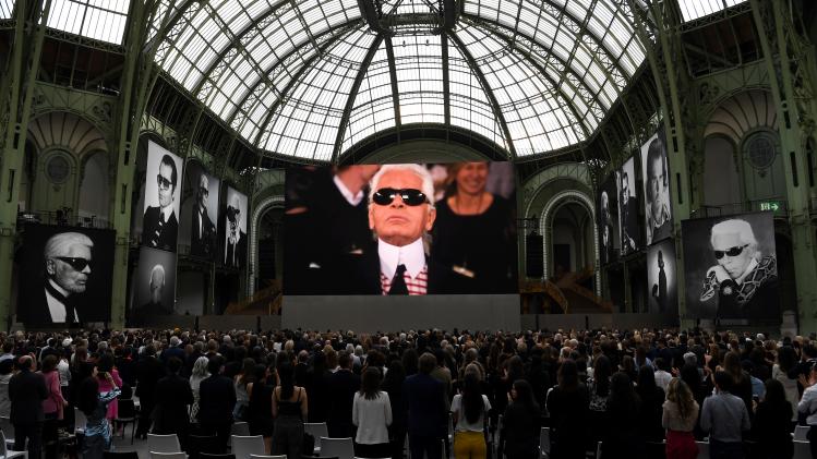 IN BEELD. Karl Lagerfeld herdacht tijdens eerbetoon in Parijs