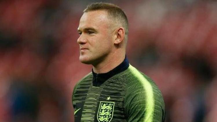 Wayne Rooney treft raakt vanaf eigen veld
