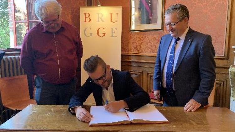 Brugse burgemeester feliciteert inwoner Bart Moeyaert met literatuurprijs