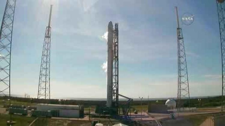 SpaceX slaagt erin deel van raket te laten landen op boot