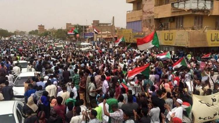 Politie zet traangas in tegen duizenden betogers in Soedan