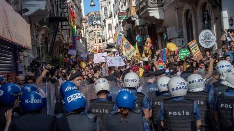 Politie gebruikt traangas tegen deelnemers Gay Pride in Istanboel
