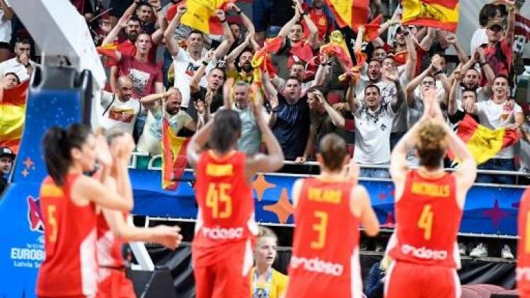 Titelverdediger Spanje plaatst zich voor halve finales