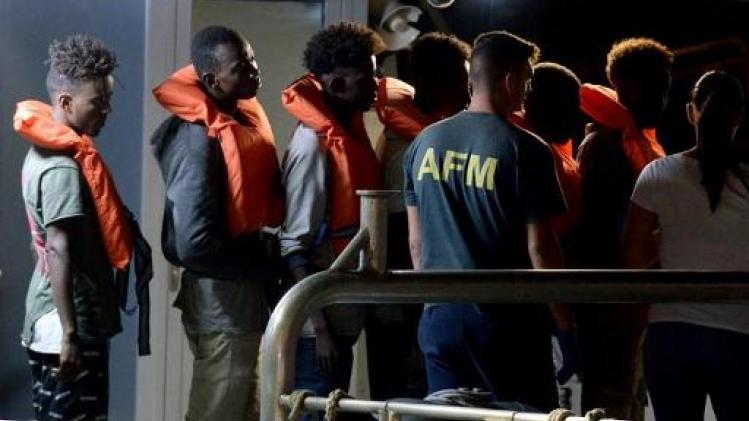 Asiel en migratie - Migranten van Duits reddingsschip aan wal in Malta