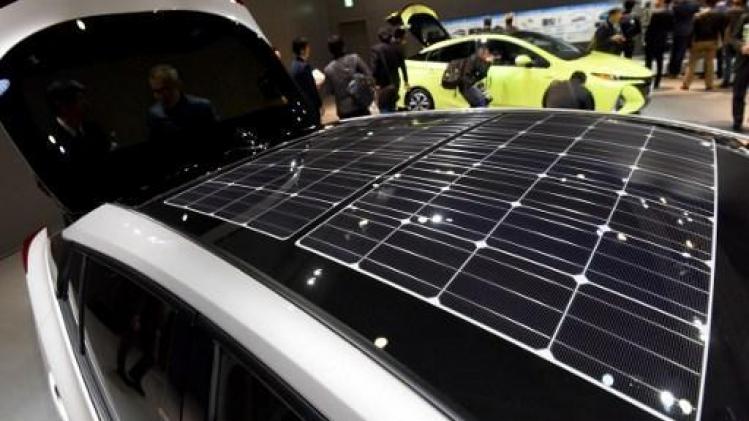 Toyota test wagen met zonnepanelen die bereik met 56 km uitbreiden