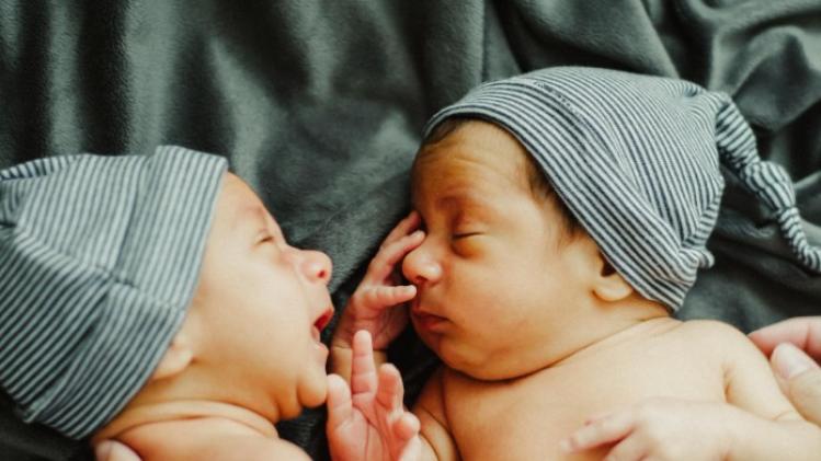 BIZAR. Koppel moet tweeling afstaan na IVF-blunder