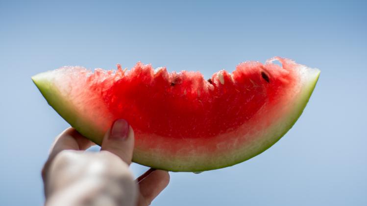 Dankzij dit handige hulpje is een watermeloen snijden makkelijk