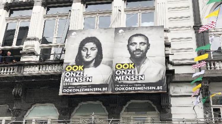 Asiel en migratie - Gerecycleerde affiches Vlaams Belang heten vluchtelingen welkom in Vlaanderen