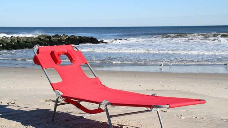 Deze strandstoel is de droom van elke boekenwurm