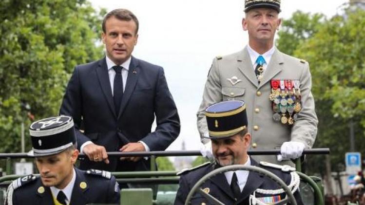 Franse president Macron aanschouwt zijn troepen op de Champs-Elysées