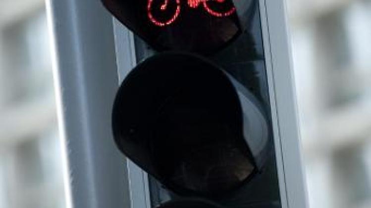 Fietsers mogen straks ook op Vlaamse gewestwegen bij rood licht rechts afslaan