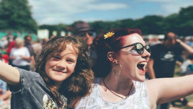 BIZAR. Britse ouders op zoek naar 'festival nanny' zodat zij kunnen feesten