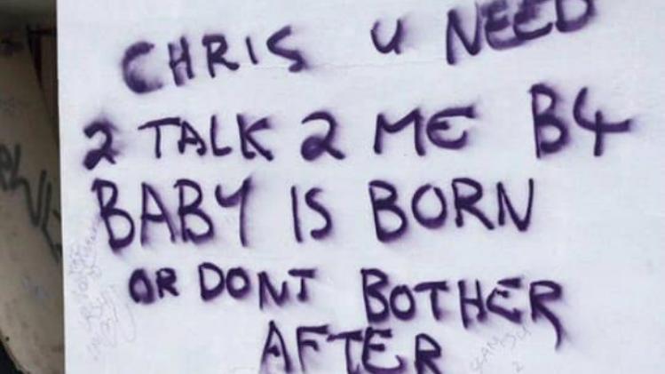 BIZAR. Vrouw zoekt vader van haar ongeboren kind en spuit dorp vol met graffiti