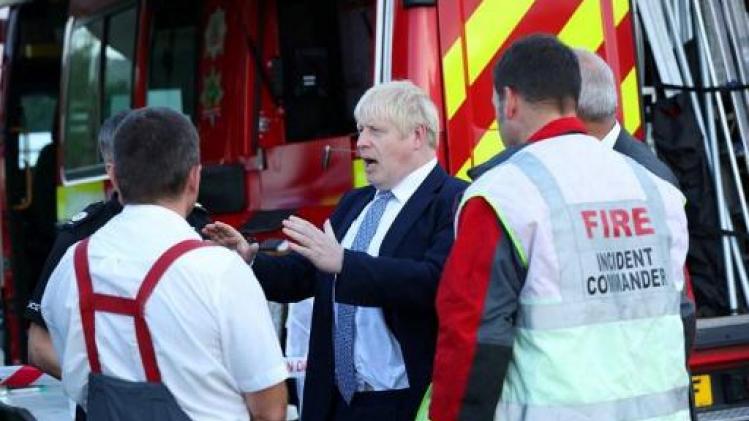 Boris Johnson bezoekt door dambreuk bedreigde gemeente