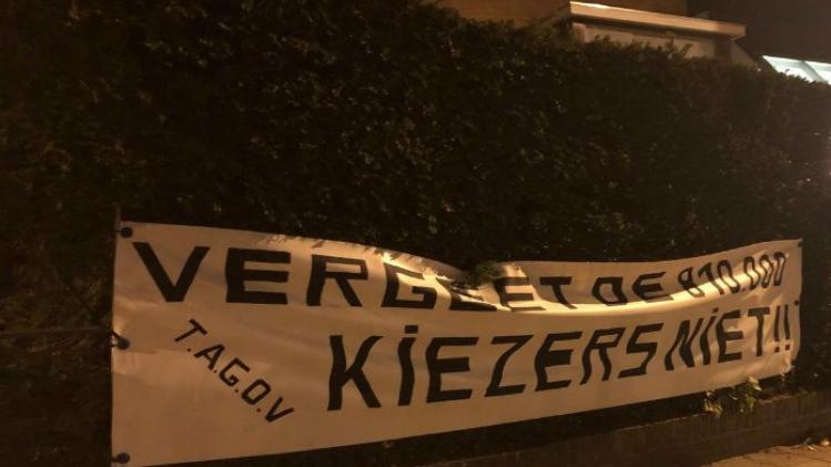 Onbekenden hangen spandoek op aan woning Bart De Wever