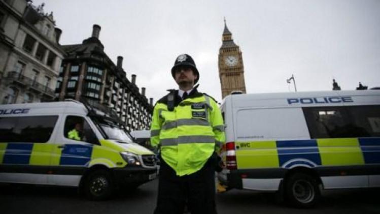 Man valt politieagent aan met machete in Londen
