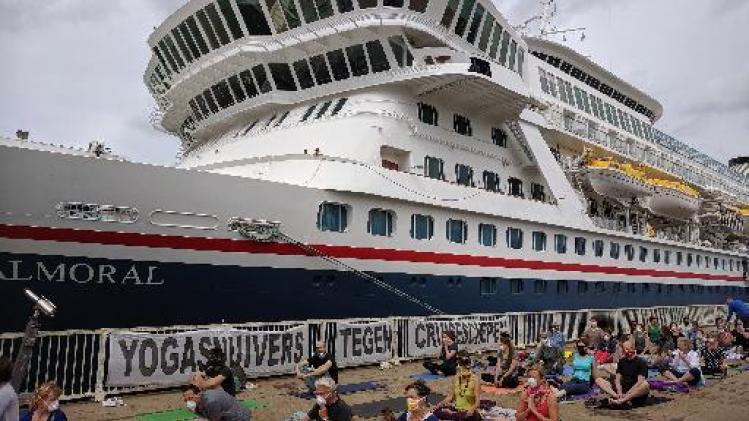 Veertigtal "yogasnuivers" voeren actie tegen cruiseschepen in Antwerpen