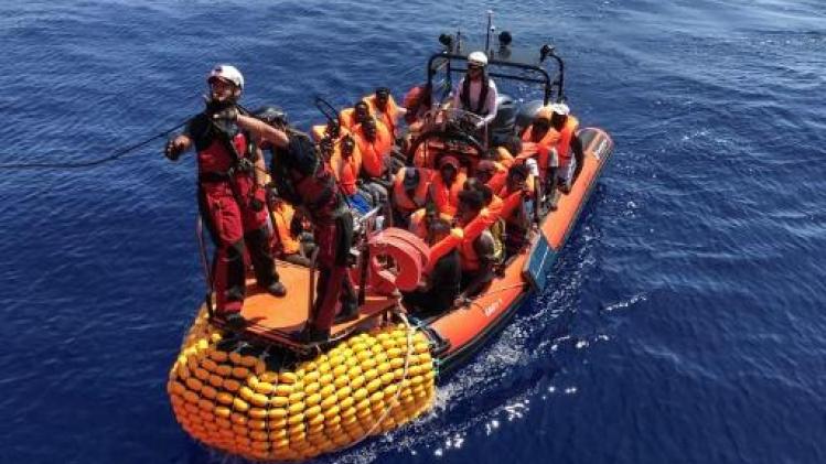 Reddingsschip Ocean Viking haalt nog eens 105 migranten uit het water