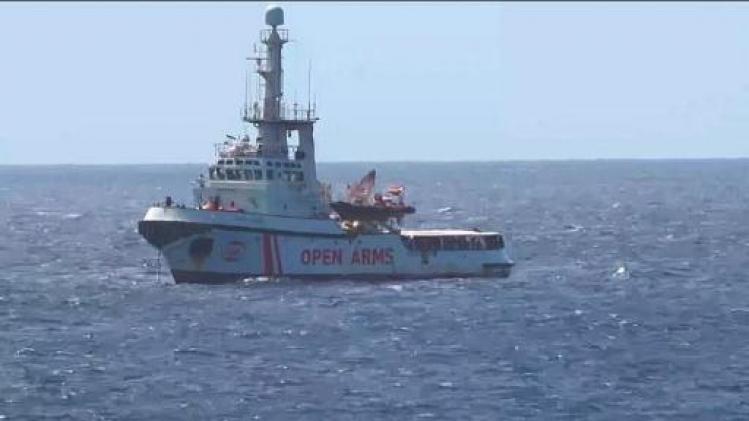 Reddingsschip Open Arms voor de kust van Italiaanse eiland Lampedusa