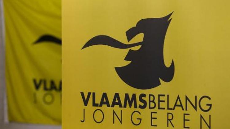 Vlaams Belang Jongeren delen vlaggen uit op Pukkelpop