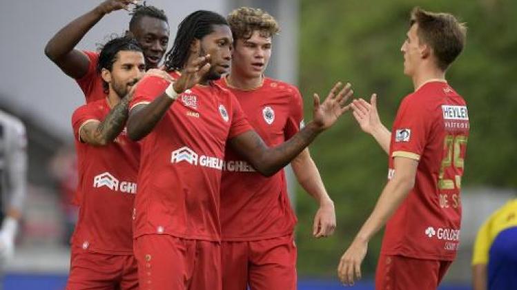 Jupiler Pro League - Refaelov en Mbokani loodsen Antwerp voorbij STVV