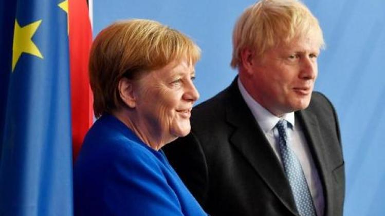 Merkel legt de bal in het Britse kamp