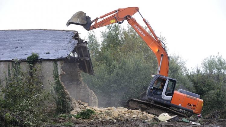 Een bulldozer sloopte de illegale zaak van de agressieve restauranteigenaar.