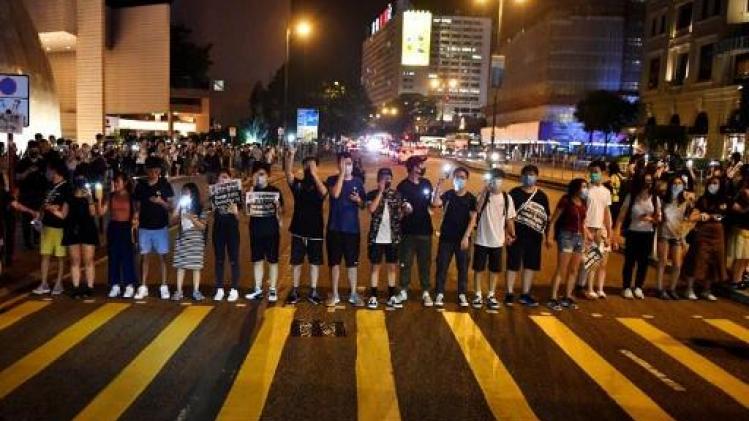 Betogers vormen mensenketting in Hongkong