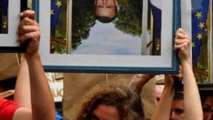Klimaatorganisaties betogen met omgekeerde portretten van Macron