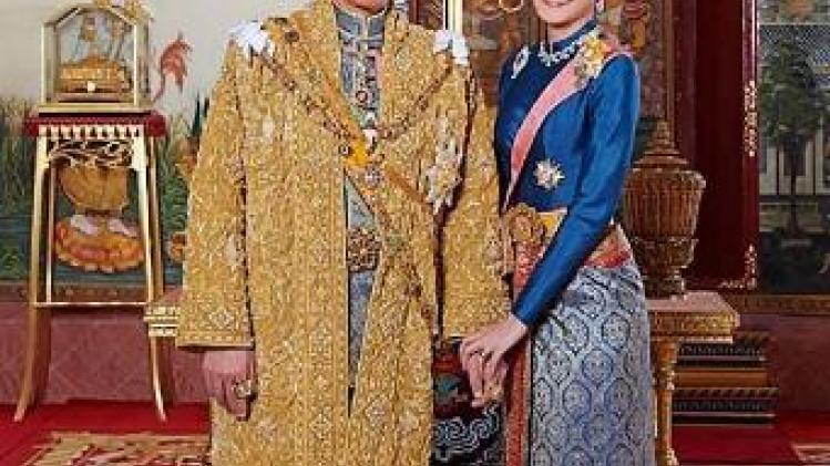 Koningshuis van Thailand verspreidt foto's van minnares van koning
