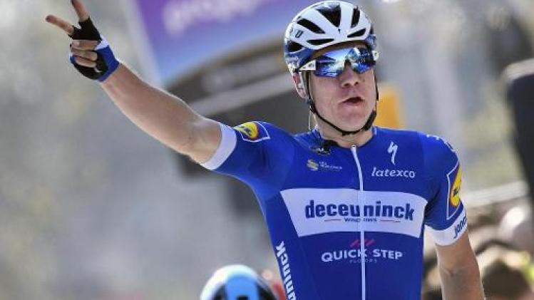 Jakobsen wint vierde rit Vuelta met minieme voorsprong op Bennett
