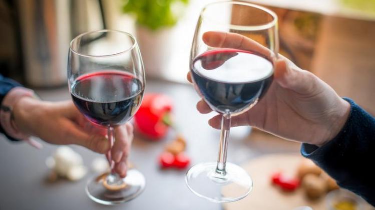 Waarom een glas rode wijn goed is voor je darmen