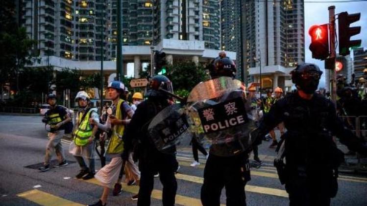 Betogers Hongkong laten metrostation onderlopen met brandslangen