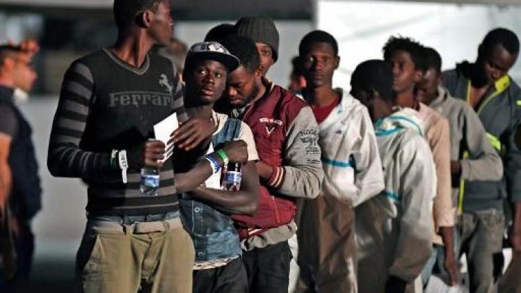 Duits reddingsschip met migranten vaart onwettig Italiaanse wateren in