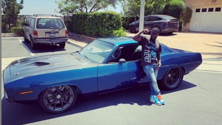 Kevin Hart "zwaargewond aan rug" na auto-ongeval met oldtimer