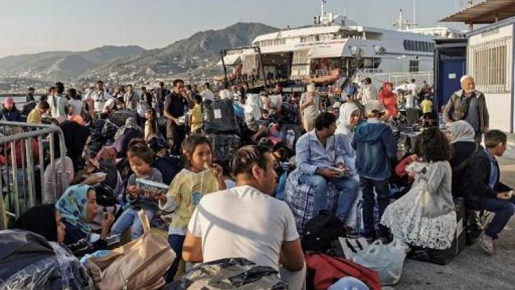 Griekenland verscheept asielzoekers van Lesbos naar vasteland