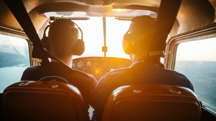 BIZAR. leerling-piloot zet vliegtuig aan de grond tijdens allereerste les nadat instructeur bewustzijn verliest