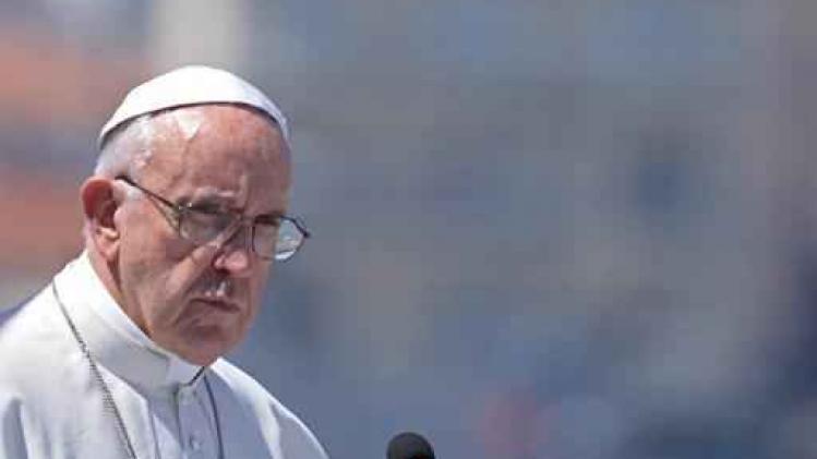 Paus Franciscus neemt twaalf vluchtelingen mee op zijn terugreis