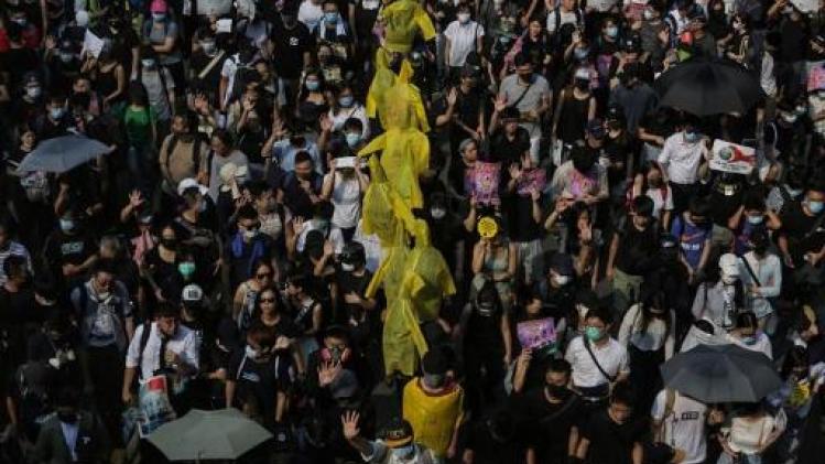 Tienduizenden manifestanten in Hongkong trekken de straat op voor mars naar Amerikaanse consulaat