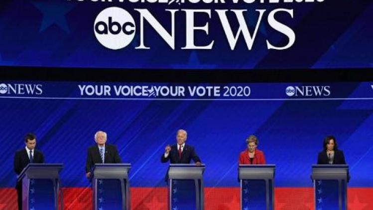 Amerikaanse presidentsverkiezingen in 2020 - Favoriet Joe Biden in de aanval tijdens levendig televisiedebat van Democraten
