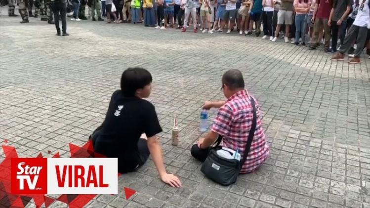 VIDEO. Man vermaakt manifestanten in Hongkong met bottle flip