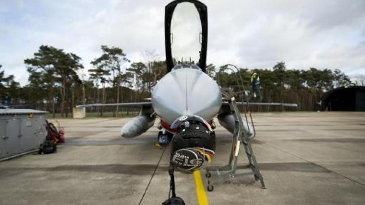 Een van twee F-16-piloten hangt nog aan hoogspanningslijn