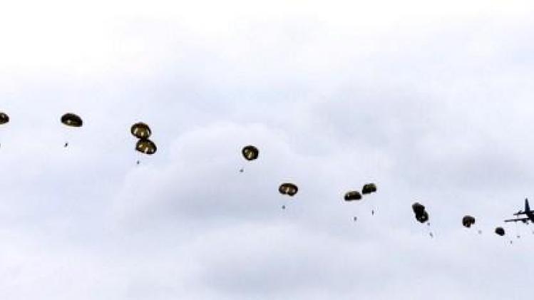 Herdenking bevrijding - Parachutisten landen in Nederland weer op Ginkelse Hei
