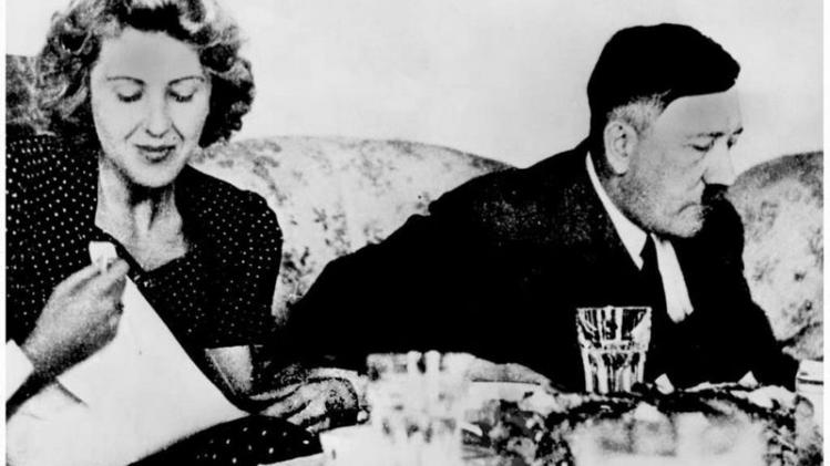 Eva Braun met haar minnaar/echtgenoot Adolf Hitler.