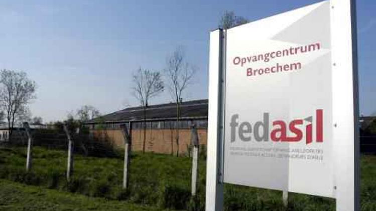 Vijftien bestuurlijke aanhoudingen na massale vechtpartij in asielcentrum van Broechem